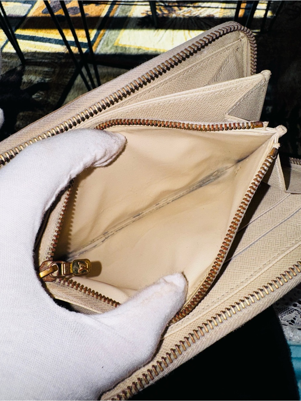Louis Vuitton Zippy Wallet in the iconic Damier Azur pattern,  coated canvas. - Picture 9 of 17
